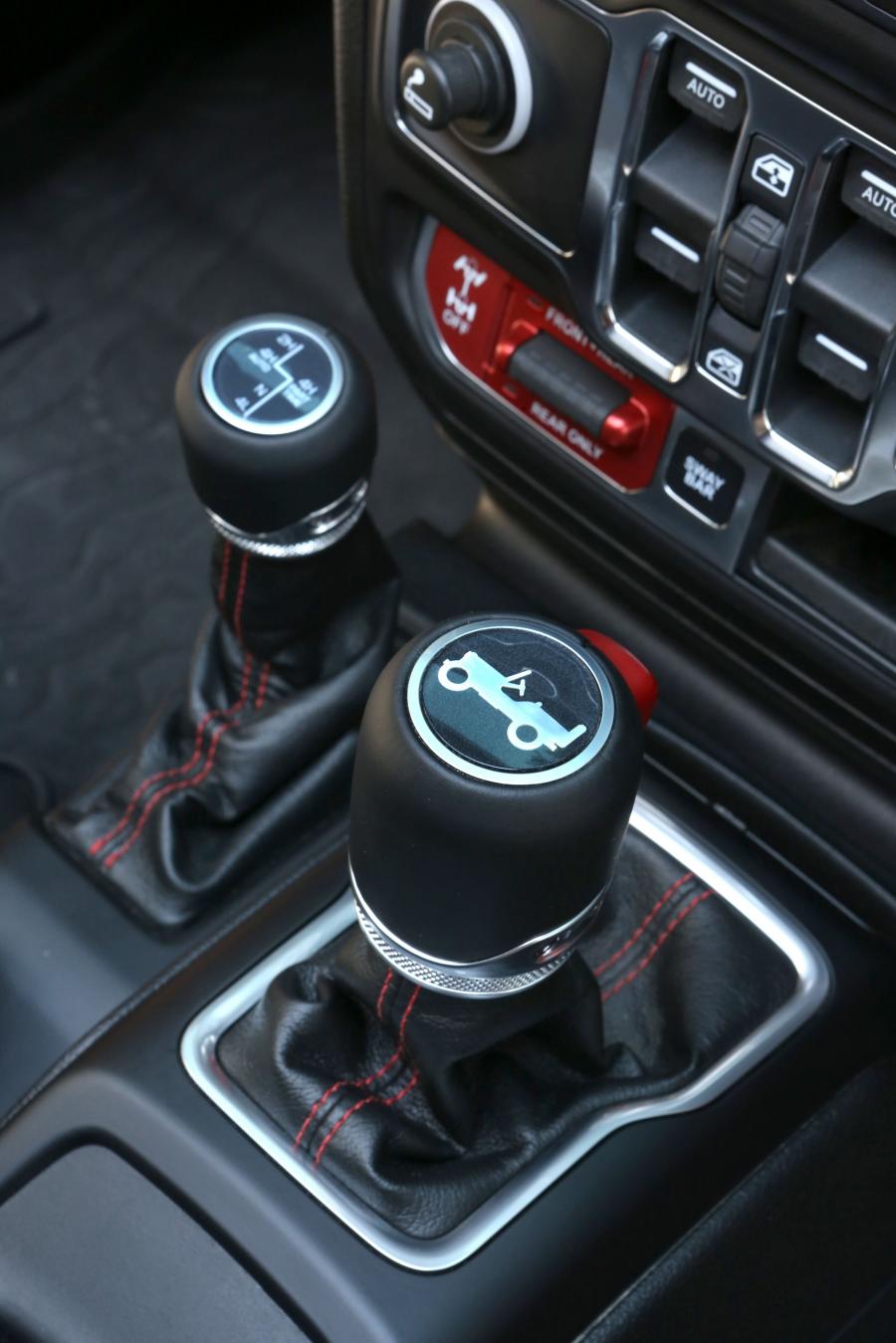Детали интерьера Jeep Wrangler Unlimited Rubicon (JL) 2018 года  (EU) (фото 19 из 46)